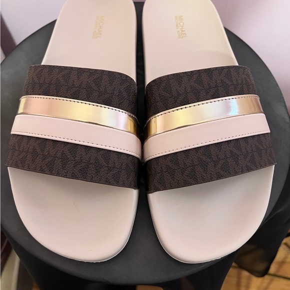 Michael Kors Logo Slides in light cream - Picture 4 of 6